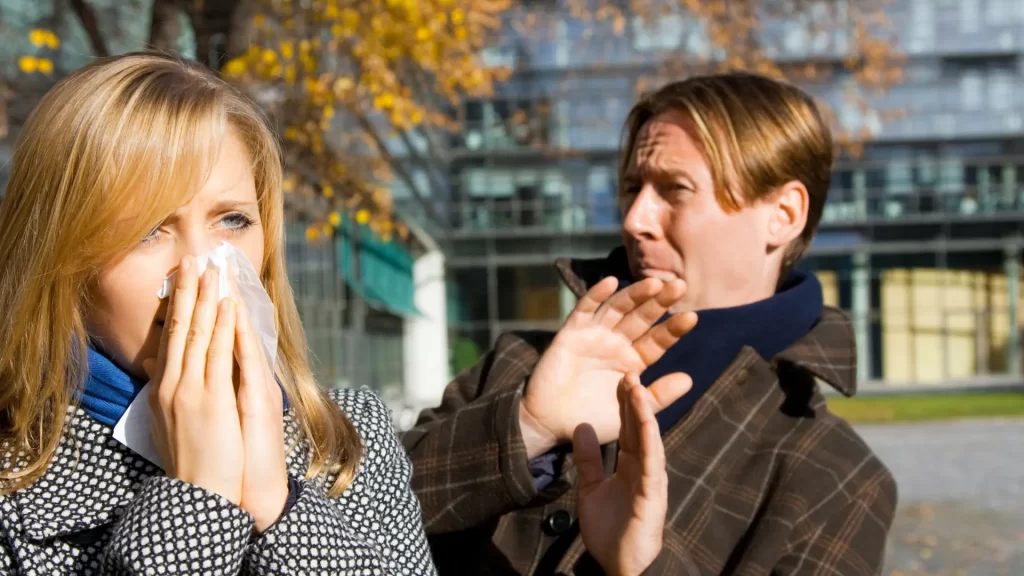 Un hombre y una mujer estornudando contagiosamente frente a un edificio.
Clínica de Encías Lima Perú 
Mal aliento
Halitosis
Periodoncista
Especialista