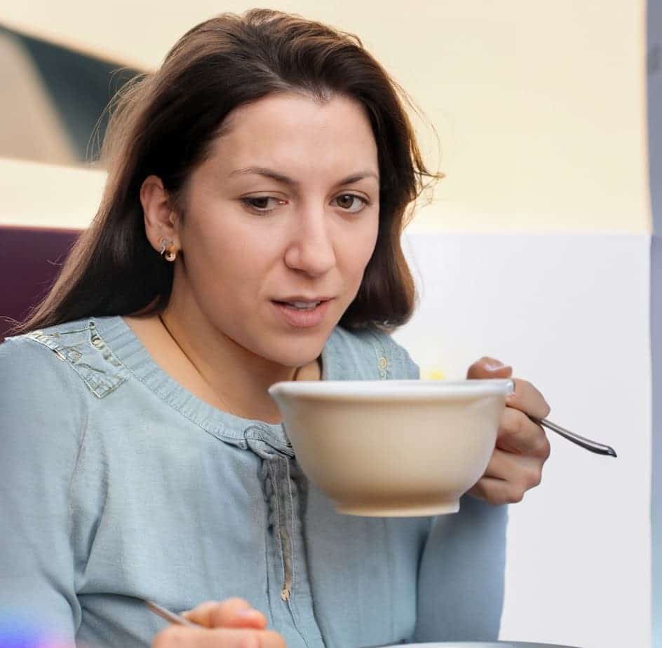 Comida implante dental cirugía especialista en periodoncia e implantes dentales implantología oral en Lima Perú