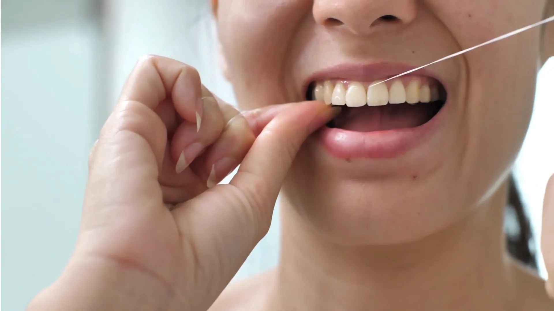 Herramientas de higiene bucal: cepillo, hilo dental e irrigador