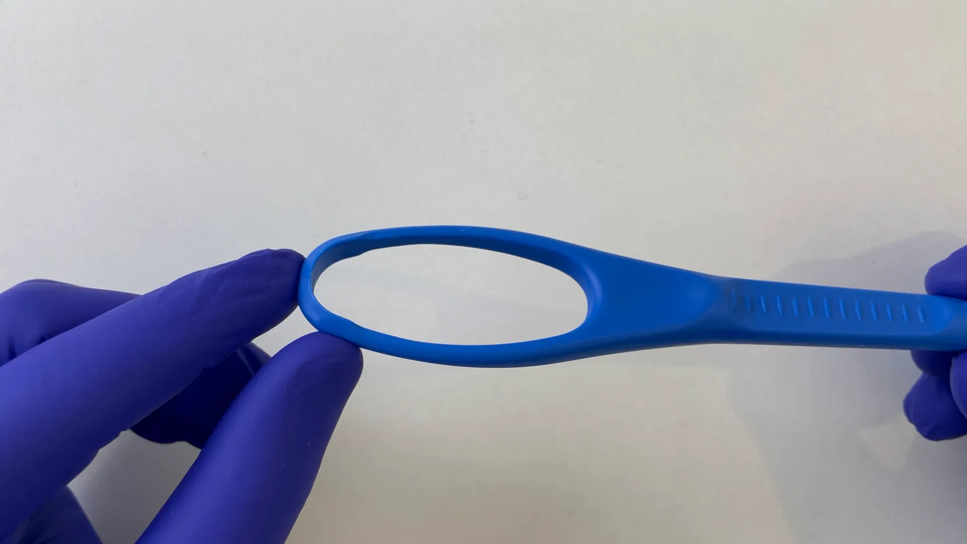 Limpiadores linguales plásticos diversos con diferentes diseños y materiales